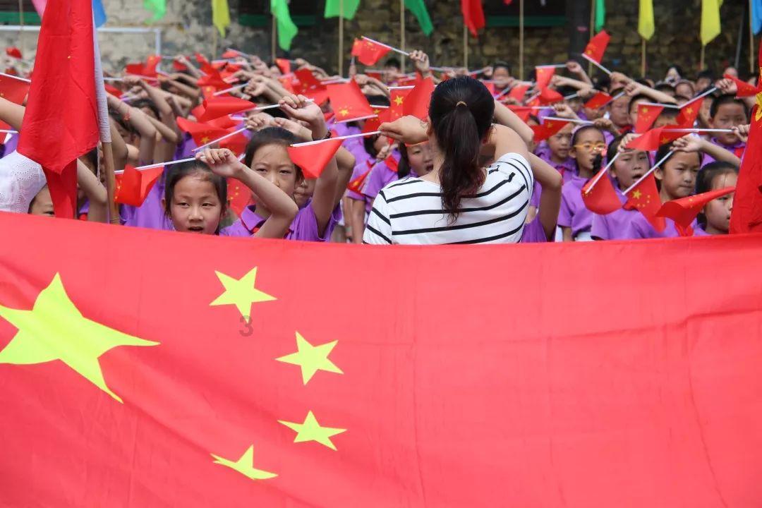 女子吹头发时发现吹风机突然红温冒烟，现在想想还有点后怕