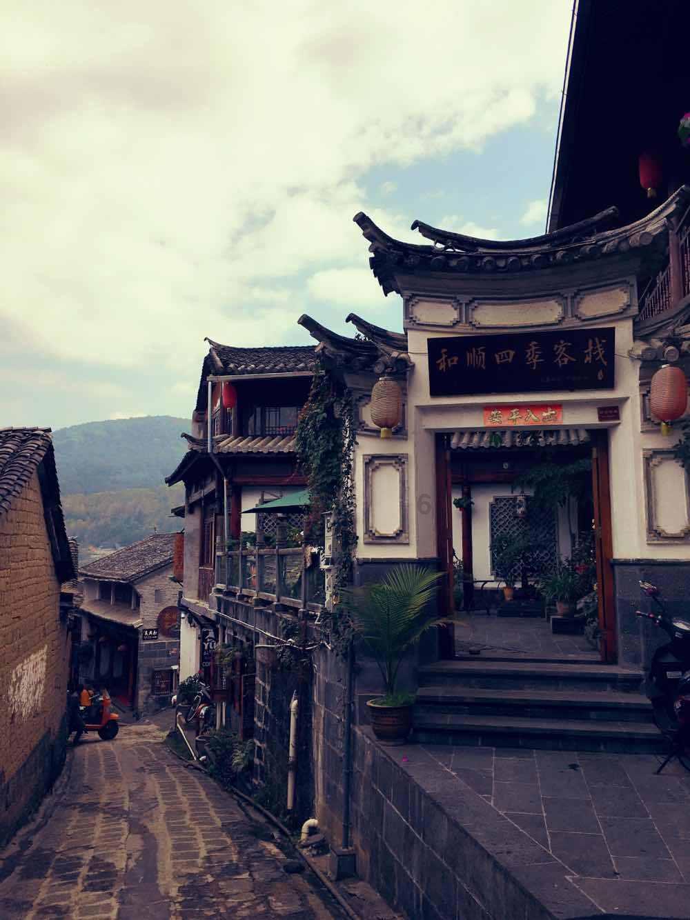 成都市莫奈的湖离成都教科院龙泉学校有好远?-有问必答平台